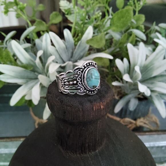 Women's Fashion Antiqued Scallop Ring in Blue Turquoise Stone Silver Tone Size 9 - Picture 1 of 16
